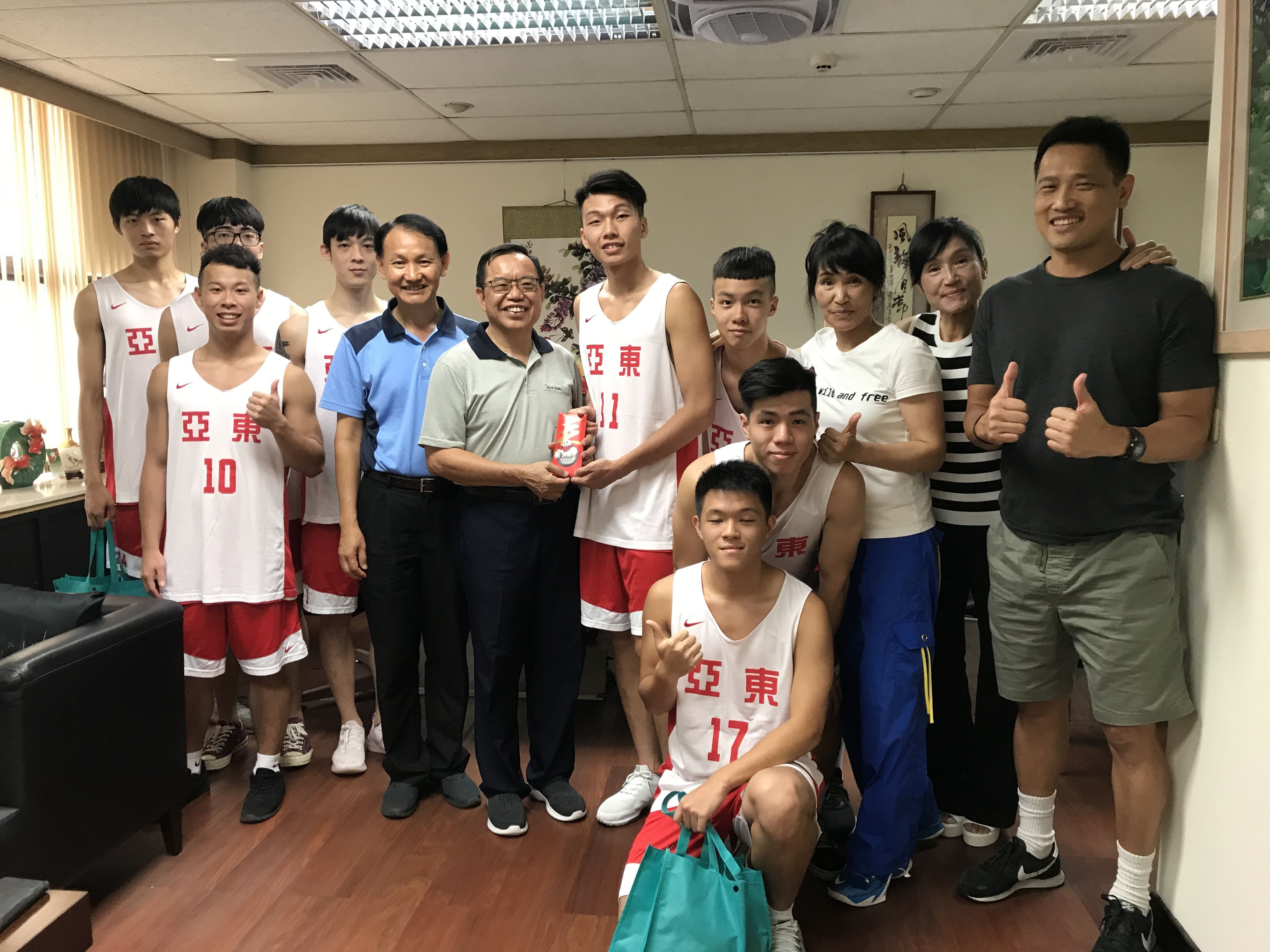 焦點：高樹勳榮譽理事長獎勵亞東男生籃球隊大合照